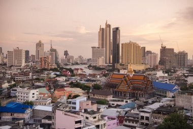 Tayland, Bangkok - 6 Kasım 2024: Wat Ko Tayland 'ın Bangkok şehrinde ufuk çizgisi olan Çin Kasabası.  