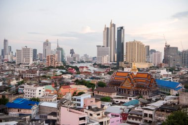 Tayland, Bangkok - 6 Kasım 2024: Wat Ko Tayland 'ın Bangkok şehrinde ufuk çizgisi olan Çin Kasabası.  