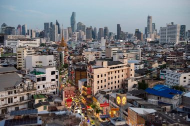 Tayland, Bangkok - 5 Kasım 2024: Tayland 'daki Bangkok şehrinde ufuk çizgisi olan Çin Mahallesi Yaowarat Yolu' na bakın.  