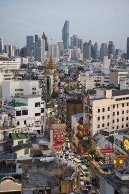 Tayland, Bangkok - 5 Kasım 2024: Tayland 'daki Bangkok şehrinde ufuk çizgisi olan Çin Mahallesi Yaowarat Yolu' na bakın.  