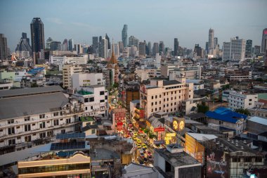 Tayland, Bangkok - 5 Kasım 2024: Tayland 'daki Bangkok şehrinde ufuk çizgisi olan Çin Mahallesi Yaowarat Yolu' na bakın.  
