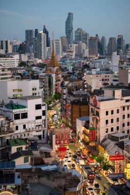 Tayland, Bangkok - 5 Kasım 2024: Tayland 'daki Bangkok şehrinde ufuk çizgisi olan Çin Mahallesi Yaowarat Yolu' na bakın.  