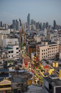 Tayland, Bangkok - 5 Kasım 2024: Tayland 'daki Bangkok şehrinde ufuk çizgisi olan Çin Mahallesi Yaowarat Yolu' na bakın.  
