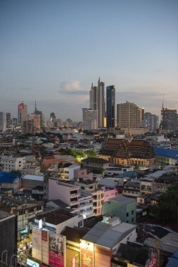 Tayland, Bangkok - 6 Kasım 2024: Wat Ko Tayland 'ın Bangkok şehrinde ufuk çizgisi olan Çin Kasabası.  