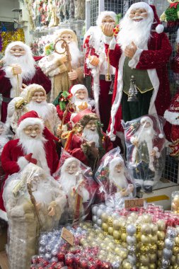 Tayland, Bangkok - 7 Kasım 2024: Tayland 'daki Bangkok şehrindeki Sampheng Market Line' da Noel süsleri.