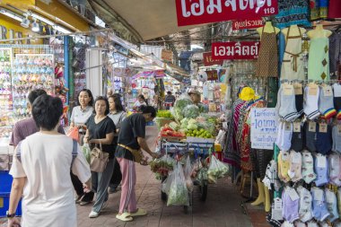 Tayland, Bangkok - 7 Kasım 2024: Tayland 'ın Bangkok şehrindeki Sampheng Market Line' da.