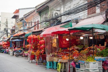 Tayland, Bangkok - 7 Kasım 2024: Dükkanları ve Marketi olan cadde Tayland 'ın Bangkok şehrinde ufuk çizgisi olan Çin Mahallesi.