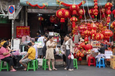 Tayland, Bangkok - 14 Aralık 2024: Dükkanları ve Marketi olan cadde Tayland 'ın Bangkok şehrinde ufuk çizgisi olan Çin Kasabası.