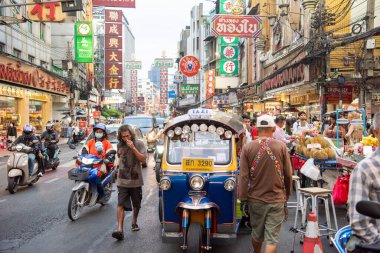 Tayland, Bangkok - 14 Aralık 2024: İnsanlar ve Tuk Tuk, Tayland 'ın Bangkok şehrindeki Çin Mahallesi' nde Yaowarat Yolu 'ndaki pazarda.