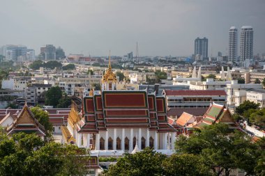 Wat Ratchanatdaram Worawihan Tayland 'ın Bangkok şehrinde ufuk çizgisi ile 7 Kasım 2024.