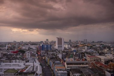 Çin Mahallesi 'ndeki Yaowarat Yolu' nda Tayland 'ın Bangkok şehrindeki Çin Mahallesi' nde 7 Kasım 2024 'te ufuk çizgisi olan hava manzarası..