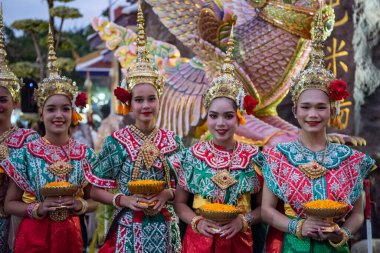 Tayland, Bangkok - 8 Kasım 2024: Tayland 'daki Wat Saket Festivali Fuarında Geleneksel Tayland Kadınları.