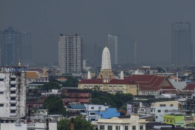 Thonburi 'deki Wat Phitchayatikaram Worawihan' dan Chedi Tayland 'daki Bangkok şehrinin silueti ile 5 Kasım 2024.