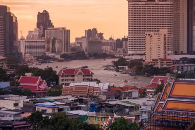 Tayland 'ın Bangkok şehrinde Chao Phriya Nehri' nin silueti - Tayland, Bangkok, 5 Kasım 2024.
