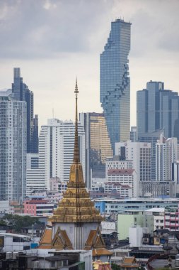 Tayland, Bangkok, 5 Kasım 2024 - Wat Traimit Çin Mahallesi, Tayland 'ın Bangkok şehrinde ufuk çizgisi ile.  