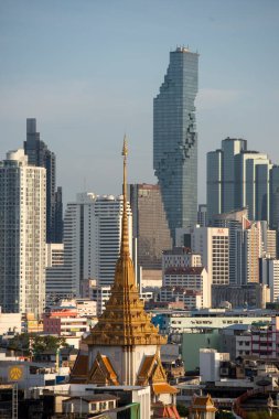 Tayland, Bangkok, 6 Kasım 2024 - Wat Traimit Çin Mahallesi, Tayland 'ın Bangkok şehrinde ufuk çizgisi ile. 
