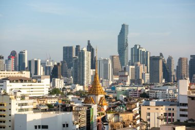 Tayland, Bangkok, 6 Kasım 2024 - Wat Traimit Çin Mahallesi, Tayland 'ın Bangkok şehrinde ufuk çizgisi ile. 
