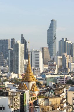 Tayland, Bangkok, 6 Kasım 2024 - Wat Traimit Çin Mahallesi, Tayland 'ın Bangkok şehrinde ufuk çizgisi ile. 