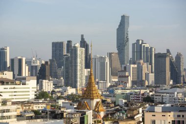 Tayland, Bangkok, 6 Kasım 2024 - Wat Traimit Çin Mahallesi, Tayland 'ın Bangkok şehrinde ufuk çizgisi ile. 