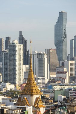 Tayland, Bangkok, 6 Kasım 2024 - Wat Traimit Çin Mahallesi, Tayland 'ın Bangkok şehrinde ufuk çizgisi ile. 