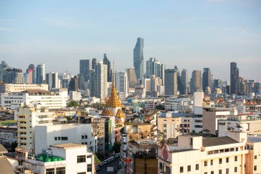 Tayland, Bangkok, 6 Kasım 2024 - Wat Traimit Çin Mahallesi, Tayland 'ın Bangkok şehrinde ufuk çizgisi ile. 