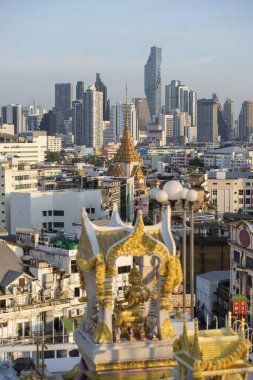 Tayland, Bangkok, 6 Kasım 2024 - Wat Traimit Çin Mahallesi, Tayland 'ın Bangkok şehrinde ufuk çizgisi ile. 