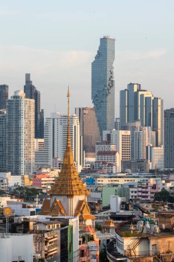 Tayland, Bangkok, 6 Kasım 2024 - Wat Traimit Çin Mahallesi, Tayland 'ın Bangkok şehrinde ufuk çizgisi ile. 