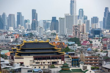 Tayland, Bangkok, 7 Kasım 2024 - Wat Chaiyaphum Karam, Tayland 'ın başkenti Bangkok' un silueti ile Çin 'de. 