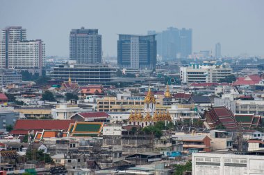 Wat Ratchanatdaram Worawihan Tayland 'ın Bangkok şehrinde ufuk çizgisi ile 7 Kasım 2024.