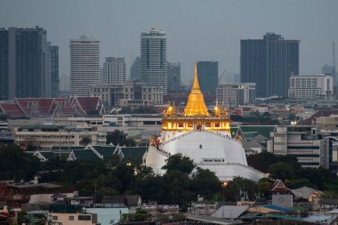 Tayland, Bangkok - 7 Kasım 2024: The Golden Mount Chedi of the Wat Saket Bangkok şehrinde ufuk çizgisi ile.  