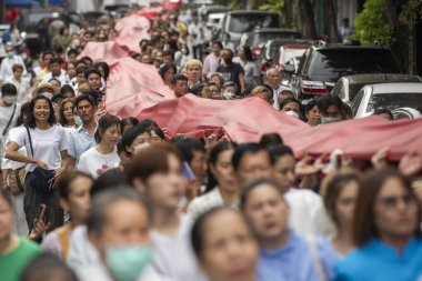 Tayland, Bangkok, 8 Kasım 2024 - Tayland, Bangkok 'taki Wat Saket Festivali' nde Altın Dağ 'a giden tören.  