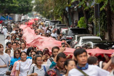 Tayland, Bangkok, 8 Kasım 2024 - Tayland, Bangkok 'taki Wat Saket Festivali' nde Altın Dağ 'a giden tören.  