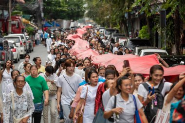 Tayland, Bangkok, 8 Kasım 2024 - Tayland, Bangkok 'taki Wat Saket Festivali' nde Altın Dağ 'a giden tören.  