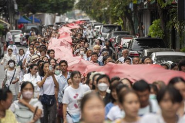 Tayland, Bangkok, 8 Kasım 2024 - Tayland, Bangkok 'taki Wat Saket Festivali' nde Altın Dağ 'a giden tören.  