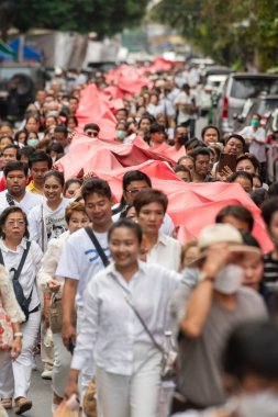 Tayland, Bangkok, 8 Kasım 2024 - Tayland, Bangkok 'taki Wat Saket Festivali' nde Altın Dağ 'a giden tören.  