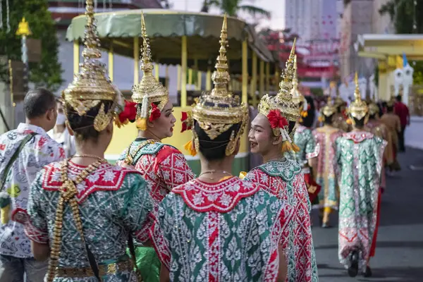 Tayland, Bangkok - 8 Kasım 2024: Tayland 'daki Wat Saket Festivali Fuarında Geleneksel Tayland Kadınları.