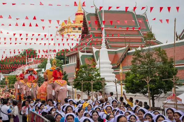 Tayland, Bangkok - 8 Kasım 2024: Tayland Filleri Tayland 'da Wat Saket Festivali Fuarının açılış töreninde.
