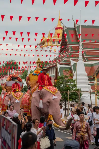 Tayland, Bangkok - 8 Kasım 2024: Tayland Filleri Tayland 'da Wat Saket Festivali Fuarının açılış töreninde.