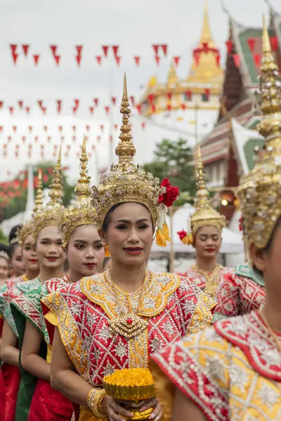 Tayland, Bangkok - 8 Kasım 2024: Tayland 'daki Wat Saket Festivali Fuarında Geleneksel Tayland Kadınları.