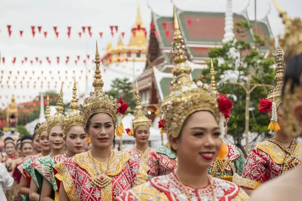 Tayland, Bangkok - 8 Kasım 2024: Tayland 'daki Wat Saket Festivali Fuarında Geleneksel Tayland Kadınları.