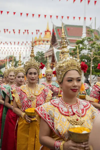 Tayland, Bangkok - 8 Kasım 2024: Tayland 'daki Wat Saket Festivali Fuarında Geleneksel Tayland Kadınları.