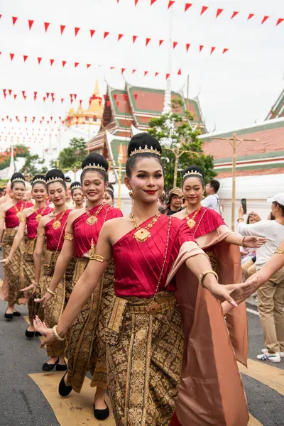 Tayland, Bangkok - 8 Kasım 2024: Tayland 'daki Wat Saket Festivali Fuarında Geleneksel Tayland Kadınları.
