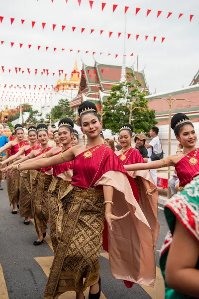 Tayland, Bangkok - 8 Kasım 2024: Tayland 'daki Wat Saket Festivali Fuarında Geleneksel Tayland Kadınları.