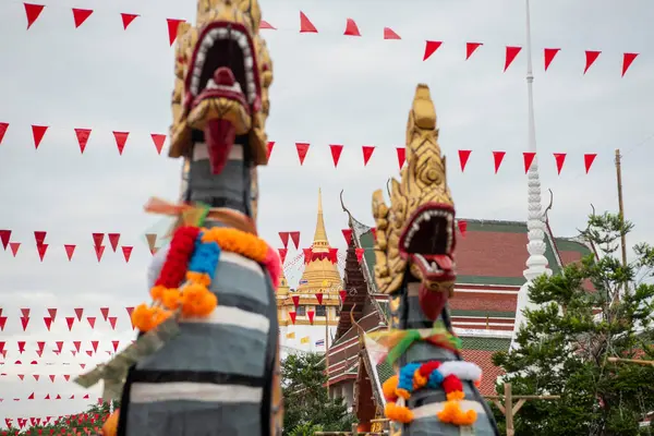 Tayland, Bangkok - 8 Kasım 2024: Bangkok, Tayland 'daki Wat Saket Festivali' nde Altın Dağ Açılış Töreni.