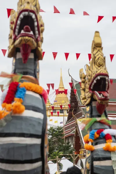 Tayland, Bangkok - 8 Kasım 2024: Bangkok, Tayland 'daki Wat Saket Festivali' nde Altın Dağ Açılış Töreni.