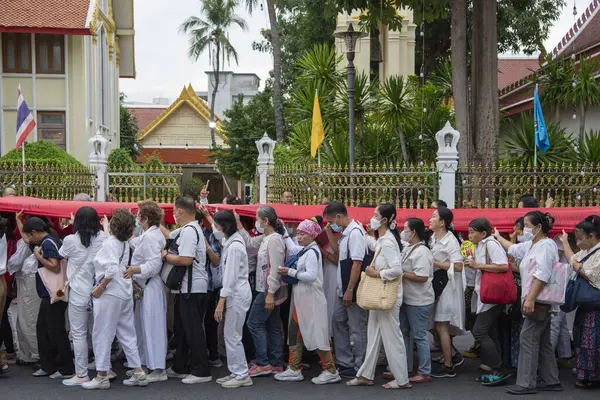 Tayland, Bangkok - 8 Kasım 2024: Tayland 'da Bangkok' taki Wat Saket Festivali 'nde Altın Dağ' a gidiş seremonisi.