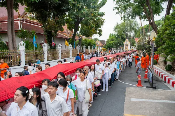 Tayland, Bangkok - 8 Kasım 2024: Tayland 'da Bangkok' taki Wat Saket Festivali 'nde Altın Dağ' a gidiş seremonisi.