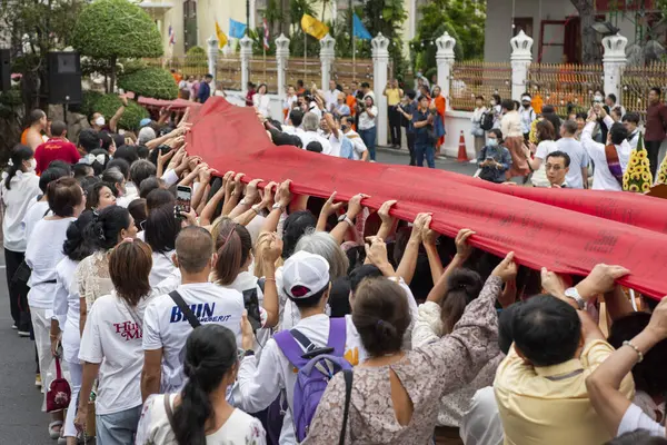 Tayland, Bangkok - 8 Kasım 2024: Tayland 'da Bangkok' taki Wat Saket Festivali 'nde Altın Dağ' a gidiş seremonisi.