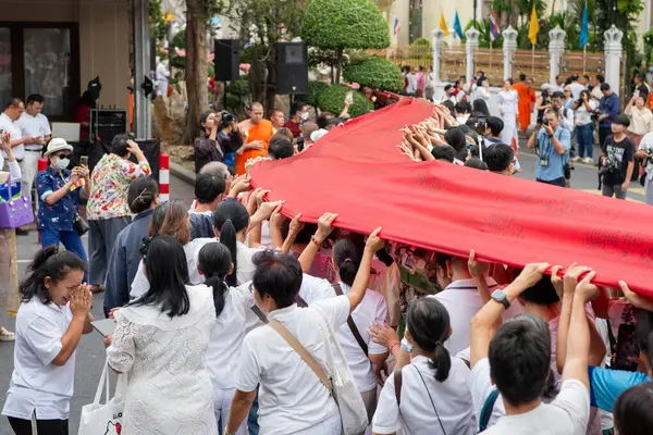 Tayland, Bangkok - 8 Kasım 2024: Tayland 'da Bangkok' taki Wat Saket Festivali 'nde Altın Dağ' a gidiş seremonisi.