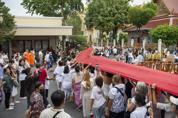 Tayland, Bangkok - 8 Kasım 2024: Tayland 'da Bangkok' taki Wat Saket Festivali 'nde Altın Dağ' a gidiş seremonisi.